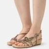 Alma En Pena Sandalen Met Sleehak - Sand -Alma En Pena 0602757f681f49ee93a99755d29ea71f