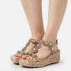 Alma En Pena Sandalen Met Sleehak - Beige 1 Alma En Pena Sandalen Met Sleehak - Beige -Alma En Pena 92087546ab5a4ad3a065eaa93926a971